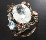 Серебряное кольцо с бесцветным кварцем 11+ карат, голубыми топазами и мозамбикским гранатом Серебро 925