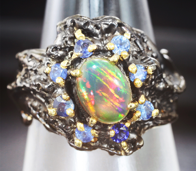 Серебряное кольцо с кристаллическим эфиопским опалом и синими сапфирами