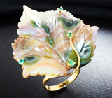 Золотое кольцо с океанической яшмой 52,8 карата и уральскими изумрудами Золото