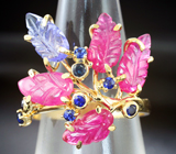 Золотое кольцо с резным танзанитом 1,1 карата, резными пурпурно-розовыми сапфирами 3,31 карата и ограненными синими сапфирами Золото