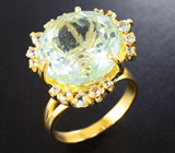 Золотое кольцо с уральским бериллом 13,76 карата, лейкосапфирами и бесцветными цирконами Золото