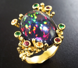 Золотое кольцо с кристаллическим черным опалом 8,07 карата, цаворитами, красными и желтыми сапфирами Золото