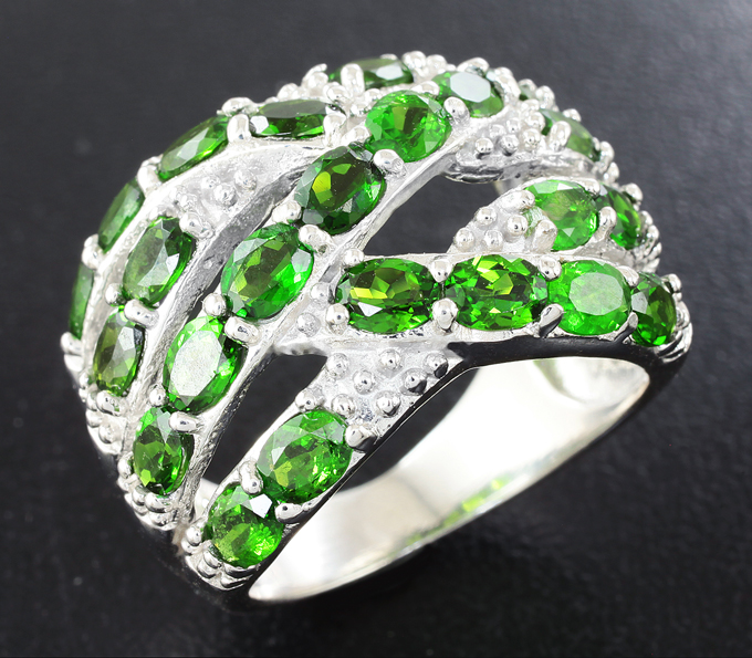 Эффектное серебряное кольцо с диопсидами