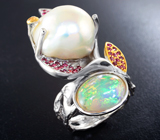 Серебряное кольцо с жемчужиной барокко 26,22 карата, кристаллическим эфиопским опалом 2,17 карата и красными сапфирами
