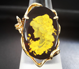 Кольцо с янтарной камеей и желтым сапфиром Золото