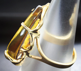 Кольцо с янтарной камеей и желтым сапфиром Золото