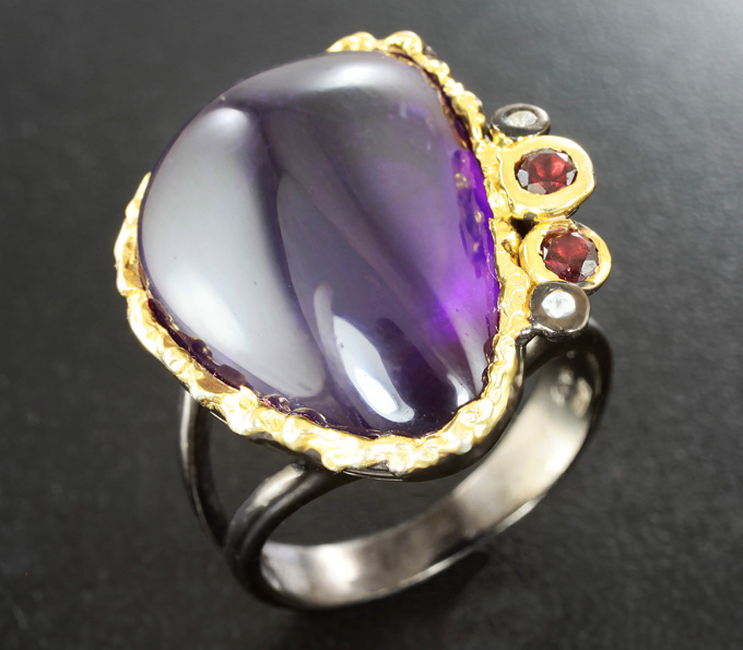 Серебряное кольцо со сливовым аметистом 26+ карат и родолитами