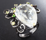 Серебряное кольцо с бесцветным кварцем 27+ карат, перидотами, диопсидами и мозамбикским гранатом Серебро 925