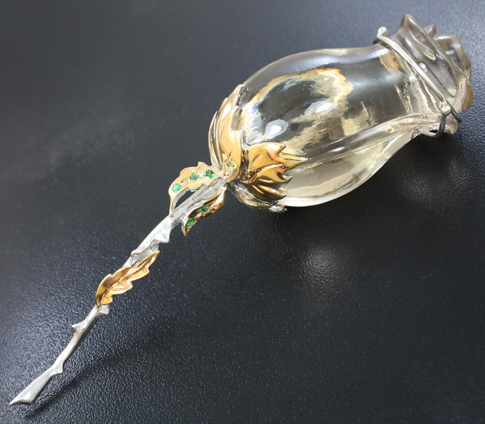 Серебряная брошь с цитрином 225,7 карата, лейкосапфирами и цаворитами