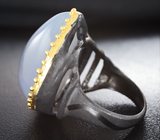 Серебряное кольцо с халцедоном 30+ карат и голубыми топазами Серебро 925
