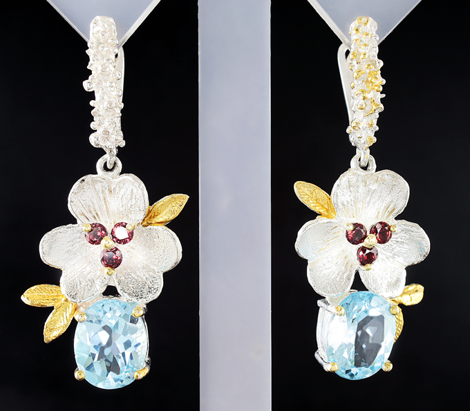 Серебряные серьги с голубыми топазами и мозамбикскими гранатами