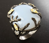 Серебряное кольцо с халцедоном и голубыми топазами