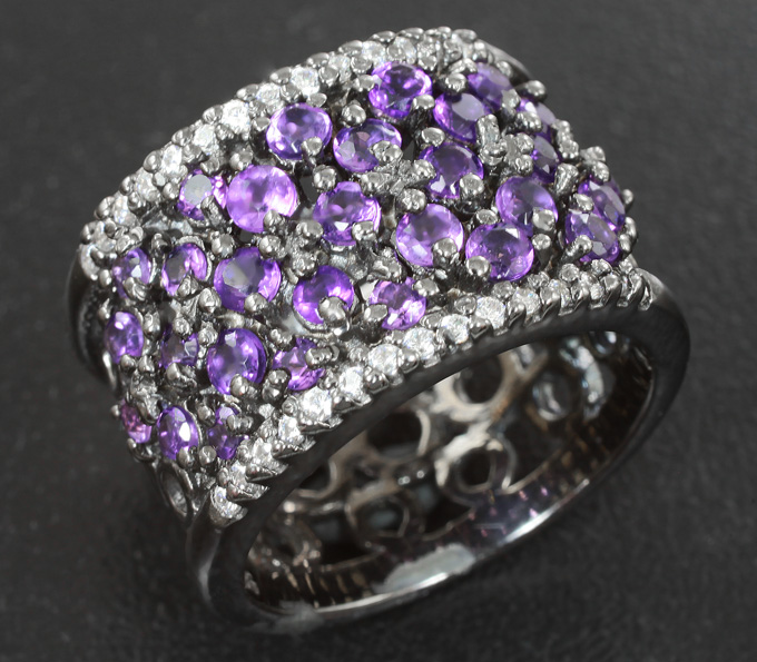 Стильное серебряное кольцо с аметистами