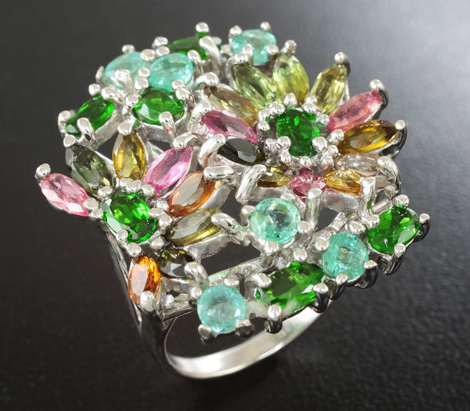 Превосходное серебряное кольцо с диопсдидами, изумрудами и разноцветными турмалинами