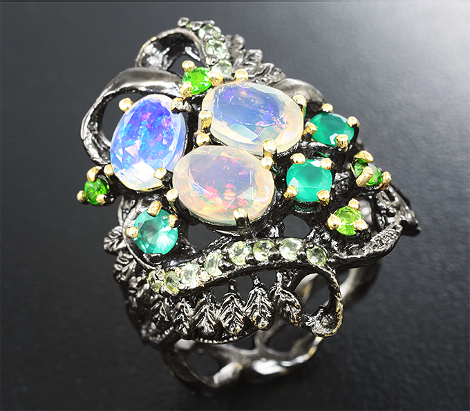 Серебряное кольцо с кристаллическими эфиопскими опалами, хризопразом, диопсидами и перидотами