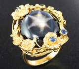 Золотое кольцо с крупным кабошоном звездчатого сапфира 37,16 карата, синими сапфирами и бриллиантами Золото