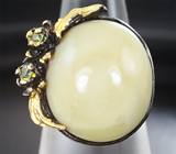 Серебряное кольцо с пастельно-желтым опалом и перидотами Серебро 925