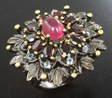 Серебряное кольцо с пурпурно-розовым сапфиром, гранатами и голубыми топазами Серебро 925