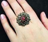 Серебряное кольцо с пурпурно-розовым сапфиром, гранатами и голубыми топазами Серебро 925