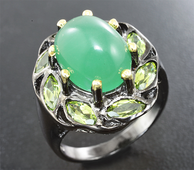 Серебряное кольцо с хризопразом и перидотами
