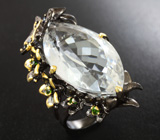 Серебряное кольцо с крупным бесцветным кварцем, диопсидами и синими сапфирами Серебро 925