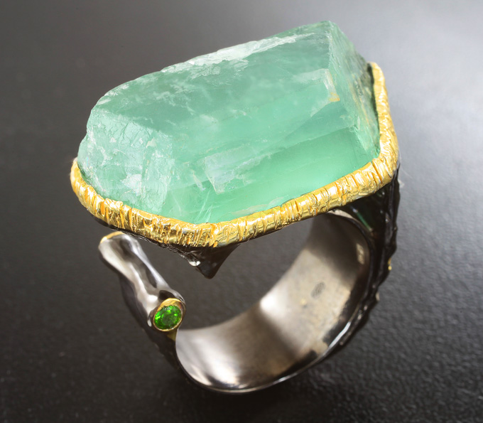 Серебряное кольцо с неоново-зеленым флюоритом 30+ карат и диопсидами