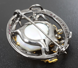 Серебряная брошь/кулон с жемчужиной барокко 33,5 карата, красными и васильковыми сапфирами Серебро 925