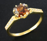Золотое кольцо с контрастным андалузитом 1,42 карата и лейкосапфирами Золото
