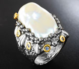 Серебряное кольцо с жемчужиной барокко 26,5 карата и васильковыми сапфирами