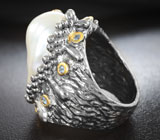 Серебряное кольцо с жемчужиной барокко 26,5 карата и васильковыми сапфирами