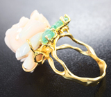 Золотое кольцо с натуральным резным кораллом 24,36 карата и зелеными бериллами Золото
