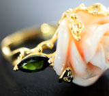 Золотое кольцо с натуральным резным кораллом 19,82 карата, зелеными турмалинами и бриллиантами Золото