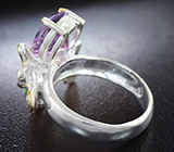 Серебряное кольцо с аметистом, перидотом, изумрудом и родолитом