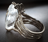Серебряное кольцо с бесцветным кварцем 26+ карат и голубыми топазами Серебро 925