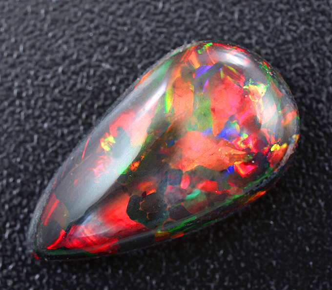 Крупный кристаллический черный опал 7,98 карата