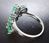 Эффектное серебряное кольцо с яркими изумрудами Серебро 925