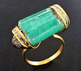 Золотое кольцо с кристаллом уральского изумруда 17,97 карата и лейкосапфирами Золото