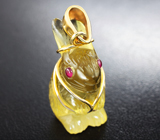 Золотой кулон «Зайчик» с резным цитрином 28,13 карата, инкрустированным рубинами Золото