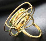 Эффектное золотое кольцо с мобильной изумрудной сферой 3,01 карата и ограненными изумрудами Золото