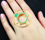 Эффектное золотое кольцо с мобильной изумрудной сферой 3,01 карата и ограненными изумрудами Золото