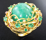 Золотое кольцо с крупным кабошоном 41,57 карата и ограненными уральскими изумрудами, пурпурно-розовыми сапфирами и бриллиантами Золото