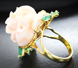 Золотое крупное кольцо с натуральным резным кораллом 46,21 карата и изумрудами Золото