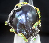 Серебряное кольцо с цветной жемчужиной барокко 40,05 карата и цаворитами Серебро 925