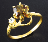 Золотое кольцо с андалузитом 1,08 карата и лейкосапфиром Золото