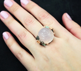 Серебряное кольцо с резным розовым кварцем и изумрудами Серебро 925