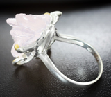 Серебряное кольцо с резным розовым кварцем 14+ карат и голубым топазом Серебро 925