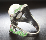 Серебряное кольцо с жемчужиной 5,74 карата, цаворитами и пурпурно-красными сапфирами Серебро 925