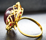 Золотое кольцо с крупным кабошоном рубина 20,39 карата, рубиновыми шпинелями бриллиантовой огранки и лейкосапфирами Золото