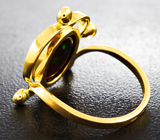 Золотое кольцо с кристаллическим черным опалом 3,01 карата, цаворитами и красными сапфирами Золото