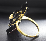 Золотое кольцо с резным ониксом 19,57 карата и лейкосапфирами Золото